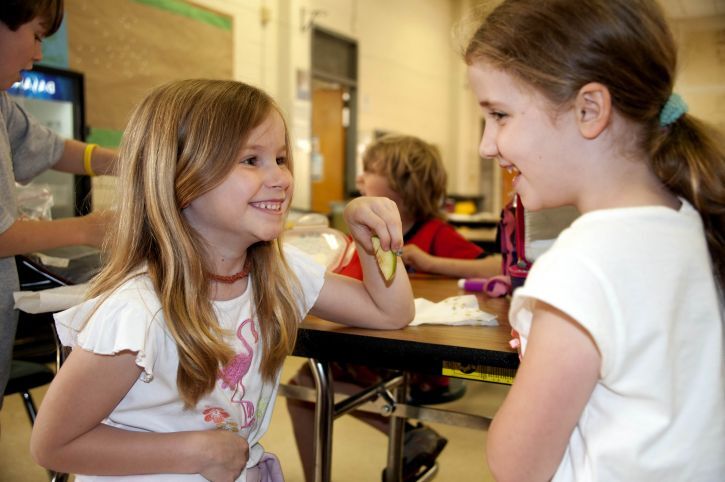 Free picture: girl, holding, slice, Granny Smith apple, eat Free picture: girl, holding, slice, Granny Smith apple, eat